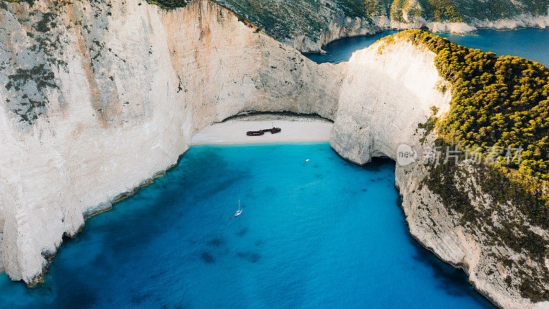 希腊扎金索斯岛(Zakynthos island)，碧绿的大海旁，隐藏的海滩和沉船的鸟瞰图